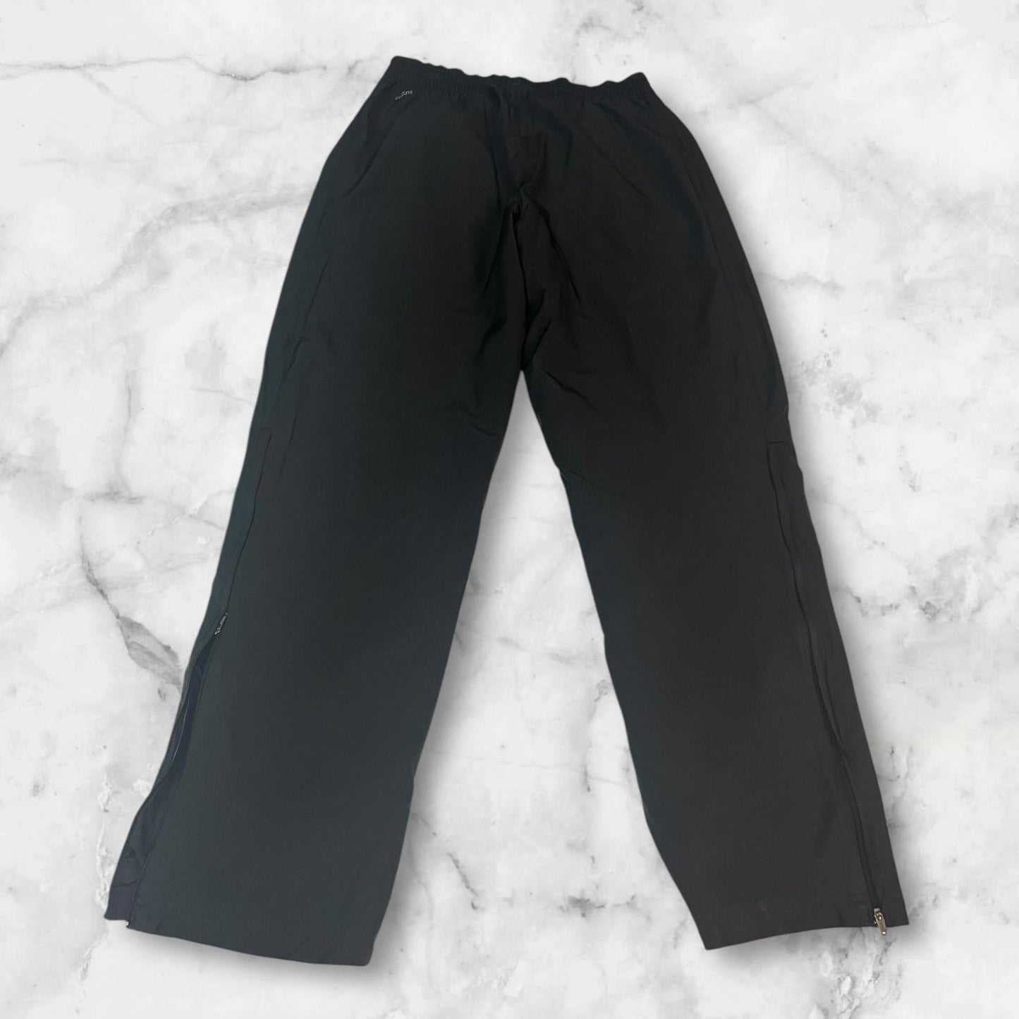 Entdecke unsere Vintage Track Pants von Nike und anderen Marken, erhältlich bei Valuxery.de - Dein Shop für trendige Vintage - Kleidung. Unsere Track Pants sind aus hochwertigen Materialien und