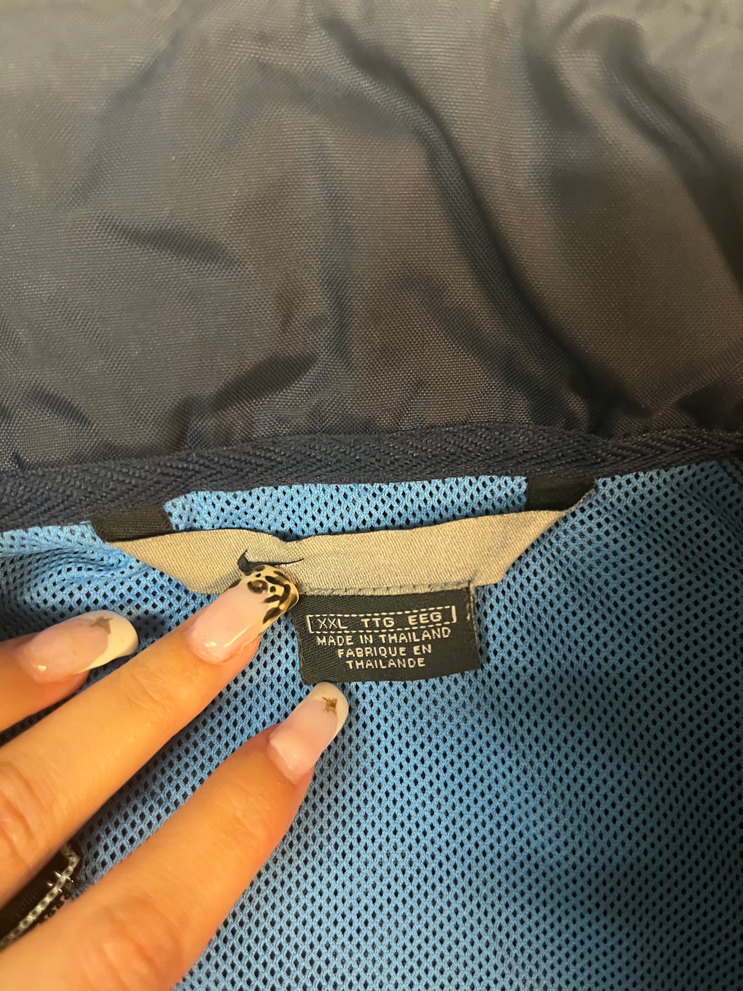Entdecke unsere Vintage Track Pants von Nike und anderen Marken, erhältlich bei Valuxery.de - Dein Shop für trendige Vintage - Kleidung. Unsere Track Pants sind aus hochwertigen Materialien und