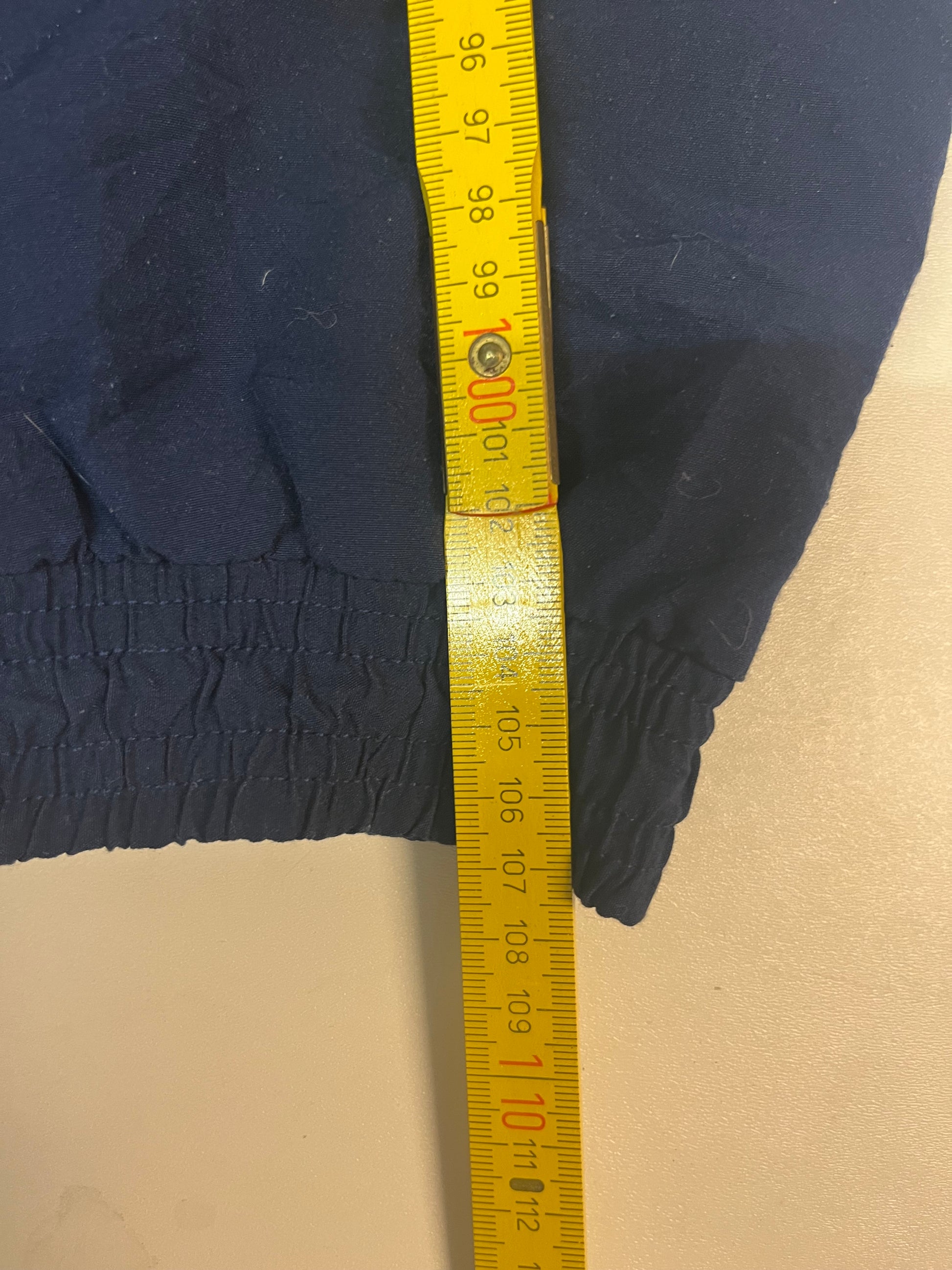 Entdecke unsere Vintage Track Pants von Nike und anderen Marken, erhältlich bei Valuxery.de - Dein Shop für trendige Vintage - Kleidung. Unsere Track Pants sind aus hochwertigen Materialien und