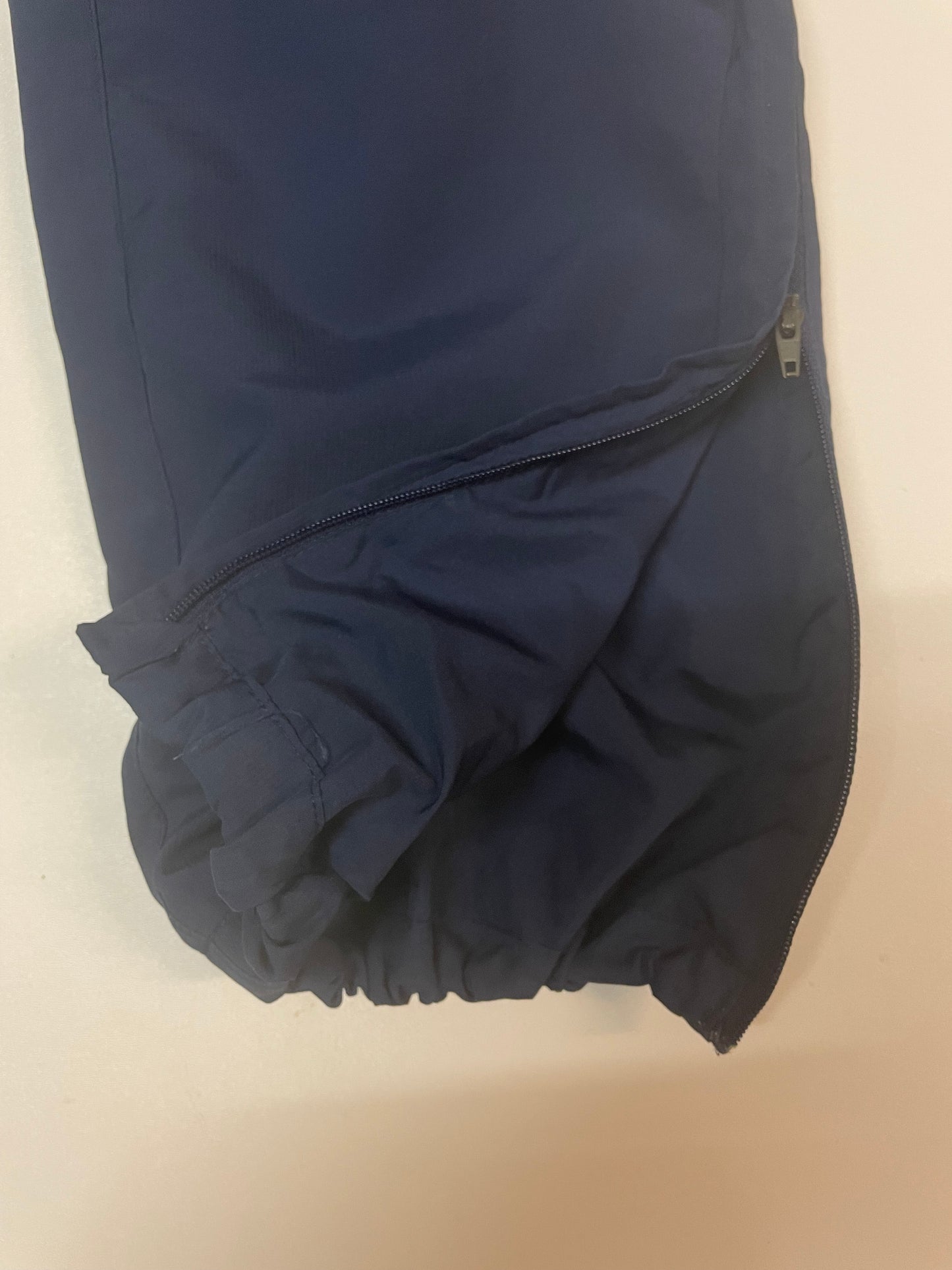 Entdecke unsere Vintage Track Pants von Nike und anderen Marken, erhältlich bei Valuxery.de - Dein Shop für trendige Vintage - Kleidung. Unsere Track Pants sind aus hochwertigen Materialien und