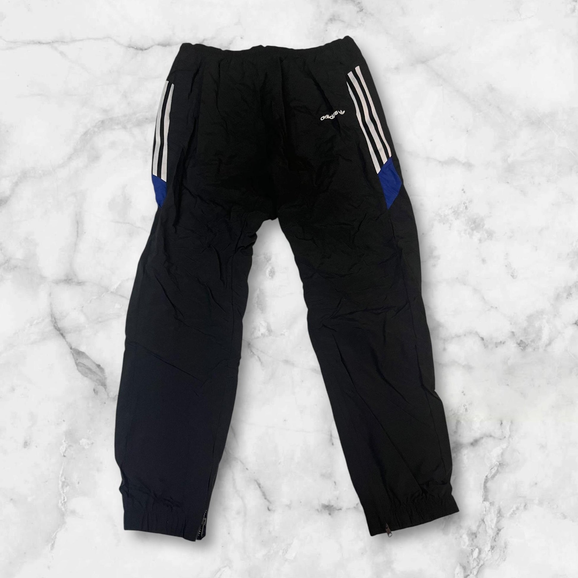 Entdecke unsere Vintage Track Pants von Nike und anderen Marken, erhältlich bei Valuxery.de - Dein Shop für trendige Vintage - Kleidung. Unsere Track Pants sind aus hochwertigen Materialien und