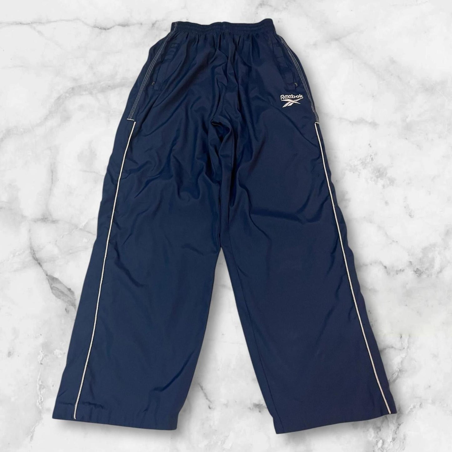 Entdecke unsere Vintage Track Pants von Nike und anderen Marken, erhältlich bei Valuxery.de - Dein Shop für trendige Vintage - Kleidung. Unsere Track Pants sind aus hochwertigen Materialien und