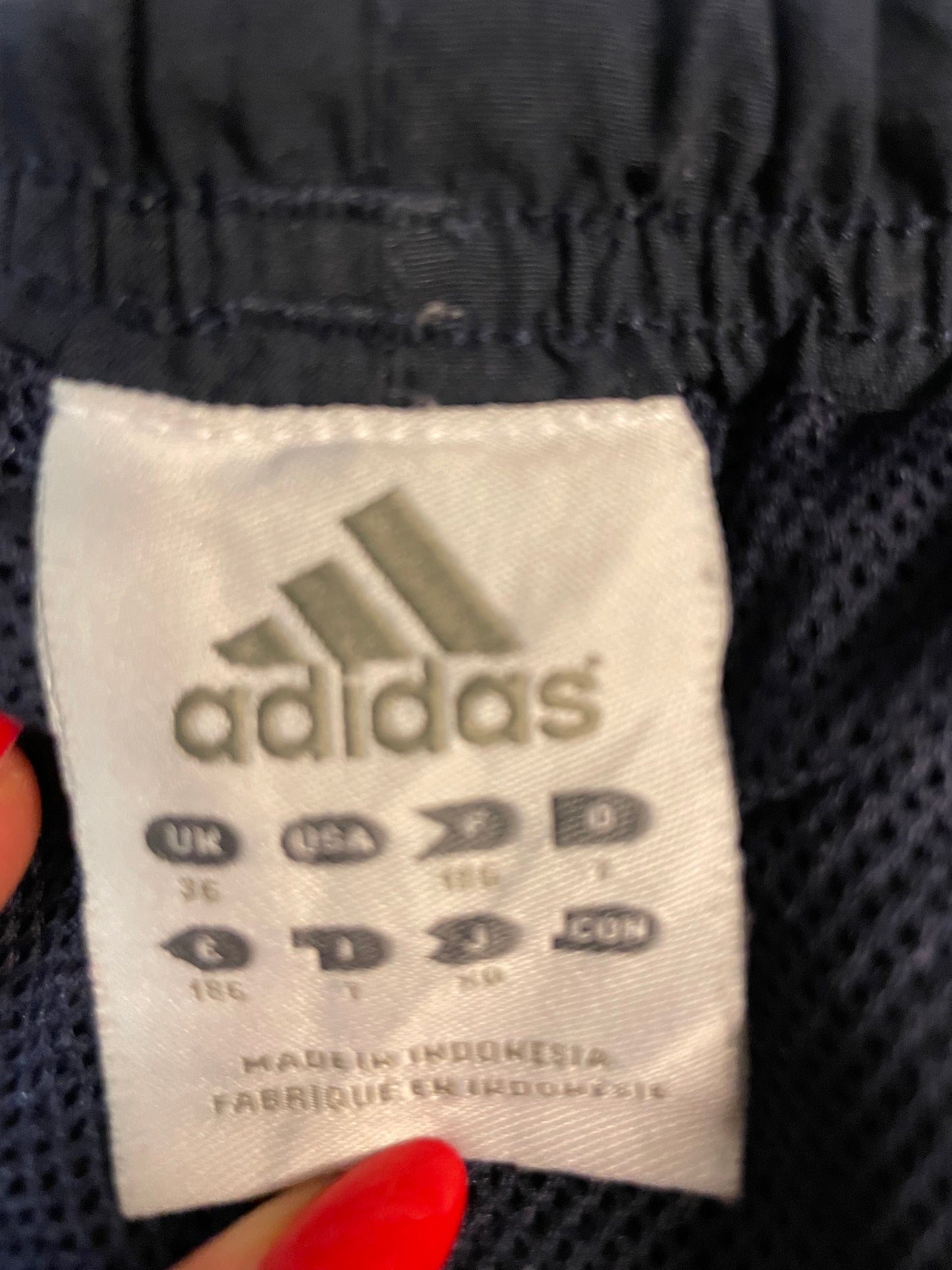 Entdecke unsere Vintage Track Pants von Nike und anderen Marken, erhältlich bei Valuxery.de - Dein Shop für trendige Vintage - Kleidung. Unsere Track Pants sind aus hochwertigen Materialien und