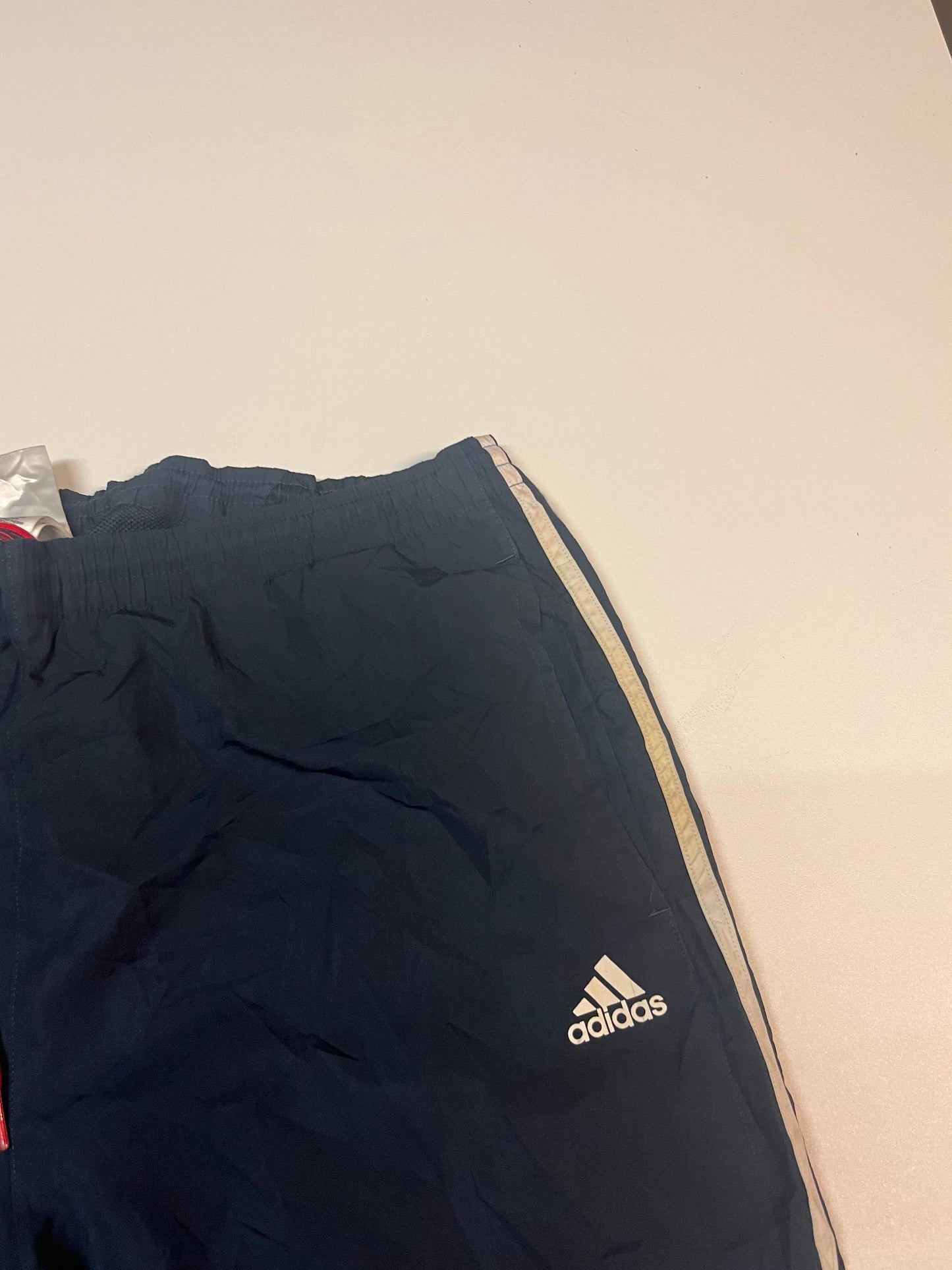 Entdecke unsere Vintage Track Pants von Nike und anderen Marken, erhältlich bei Valuxery.de - Dein Shop für trendige Vintage - Kleidung. Unsere Track Pants sind aus hochwertigen Materialien und