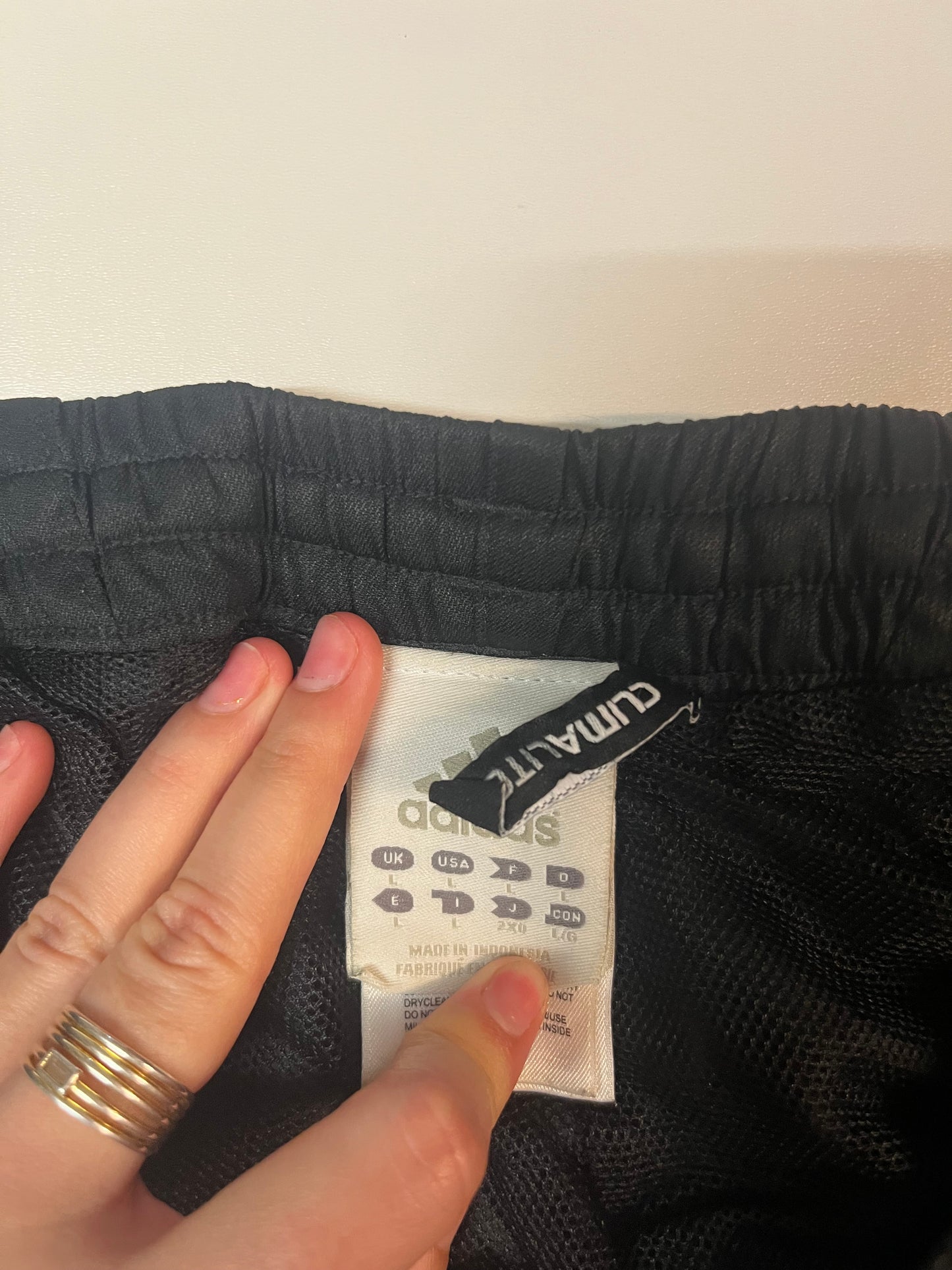 Entdecke unsere Vintage Track Pants von Nike und anderen Marken, erhältlich bei Valuxery.de - Dein Shop für trendige Vintage - Kleidung. Unsere Track Pants sind aus hochwertigen Materialien und