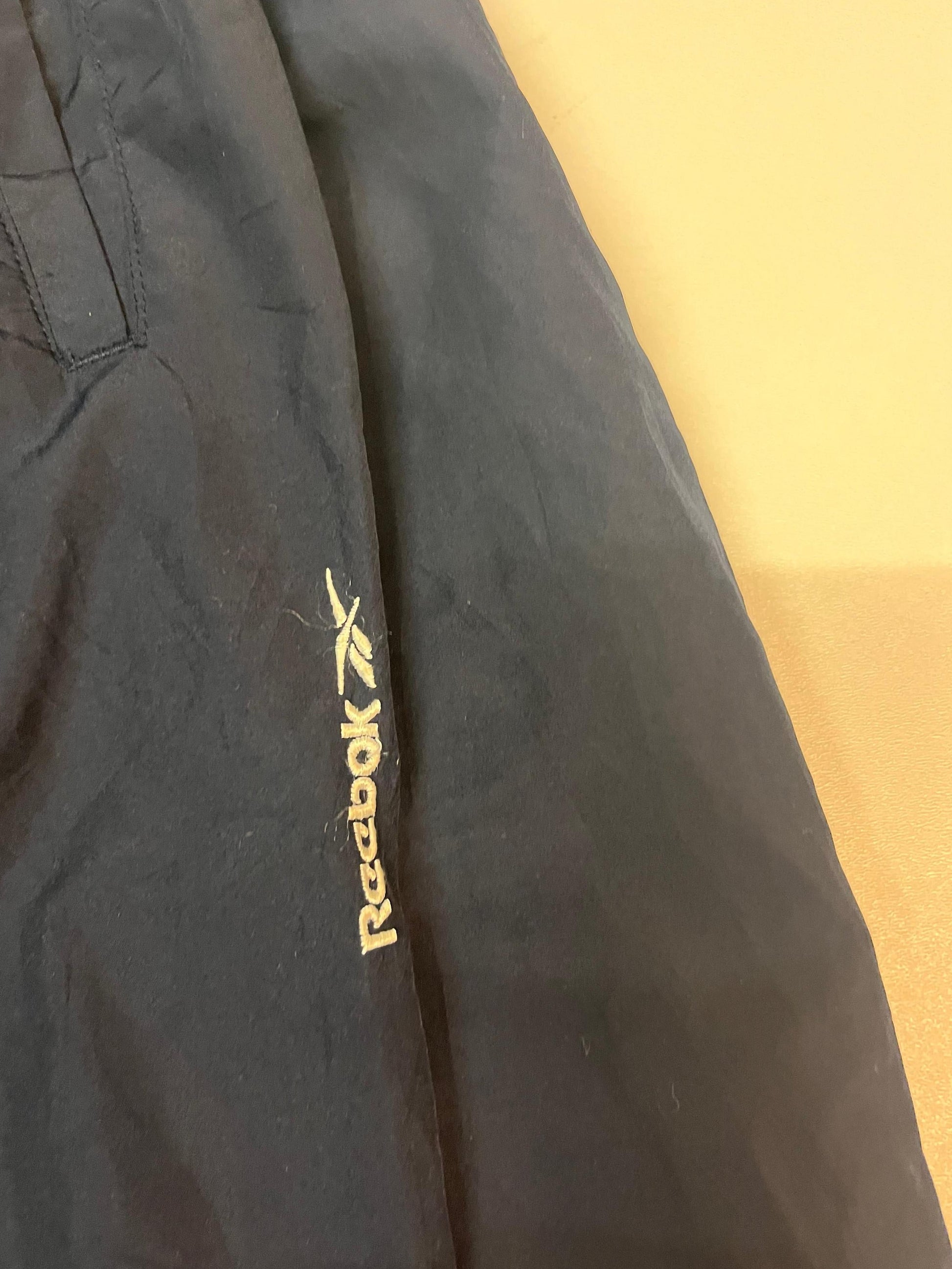 Entdecke unsere Vintage Track Pants von Nike und anderen Marken, erhältlich bei Valuxery.de - Dein Shop für trendige Vintage - Kleidung. Unsere Track Pants sind aus hochwertigen Materialien und