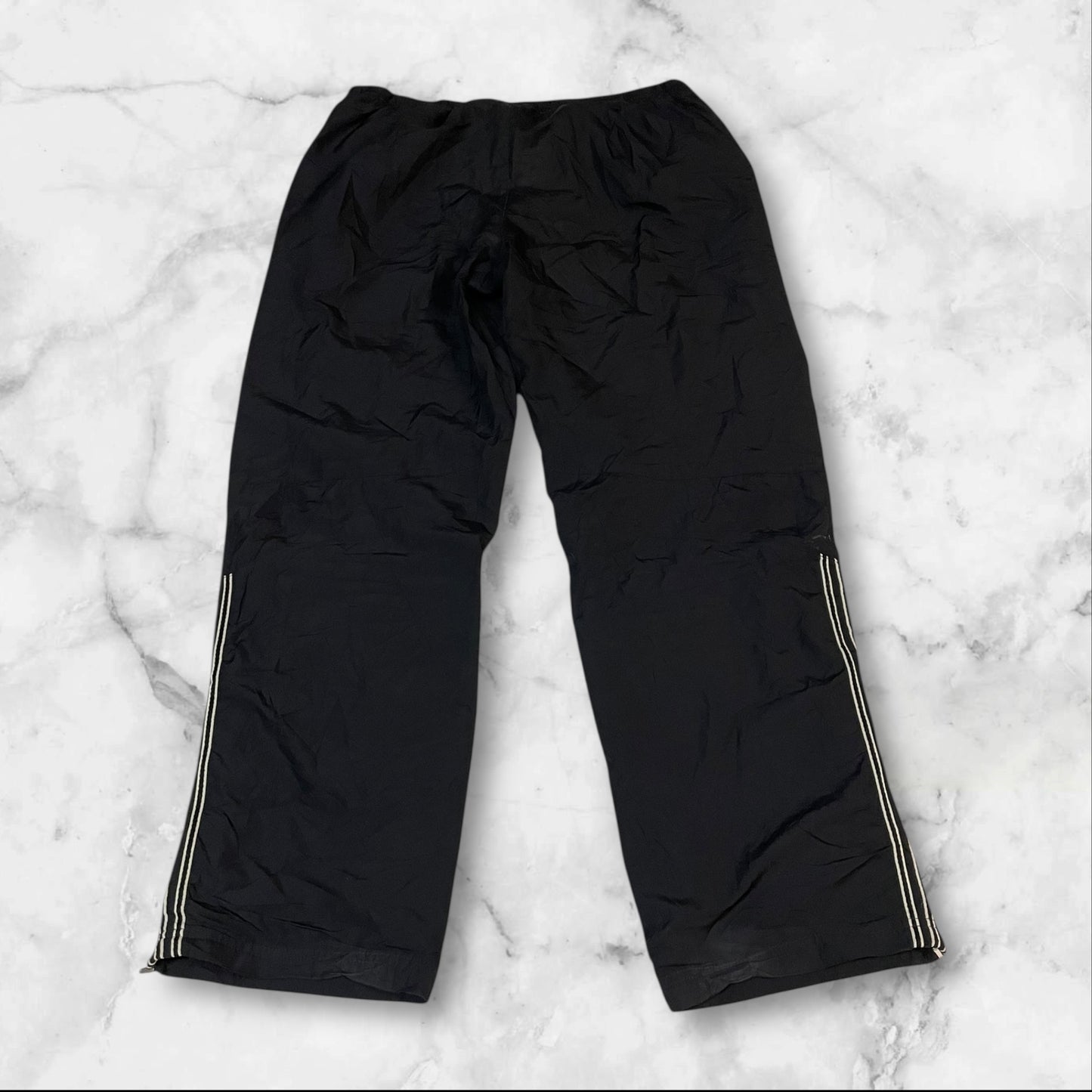 Entdecke unsere Vintage Track Pants von Nike und anderen Marken, erhältlich bei Valuxery.de - Dein Shop für trendige Vintage - Kleidung. Unsere Track Pants sind aus hochwertigen Materialien und