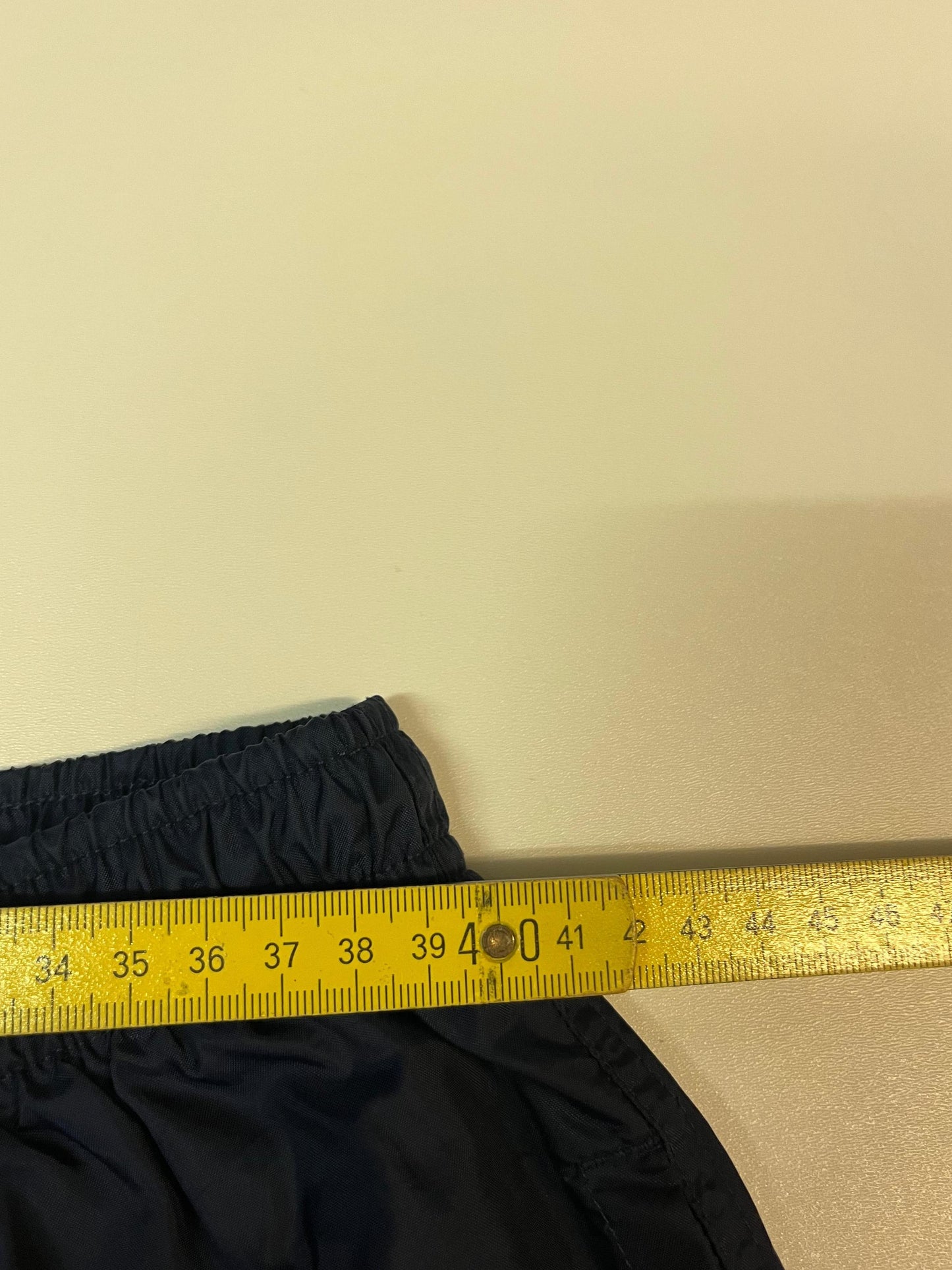Entdecke unsere Vintage Track Pants von Nike und anderen Marken, erhältlich bei Valuxery.de - Dein Shop für trendige Vintage - Kleidung. Unsere Track Pants sind aus hochwertigen Materialien und