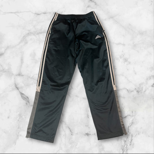 Entdecke unsere Vintage Track Pants von Nike und anderen Marken, erhältlich bei Valuxery.de - Dein Shop für trendige Vintage - Kleidung. Unsere Track Pants sind aus hochwertigen Materialien und