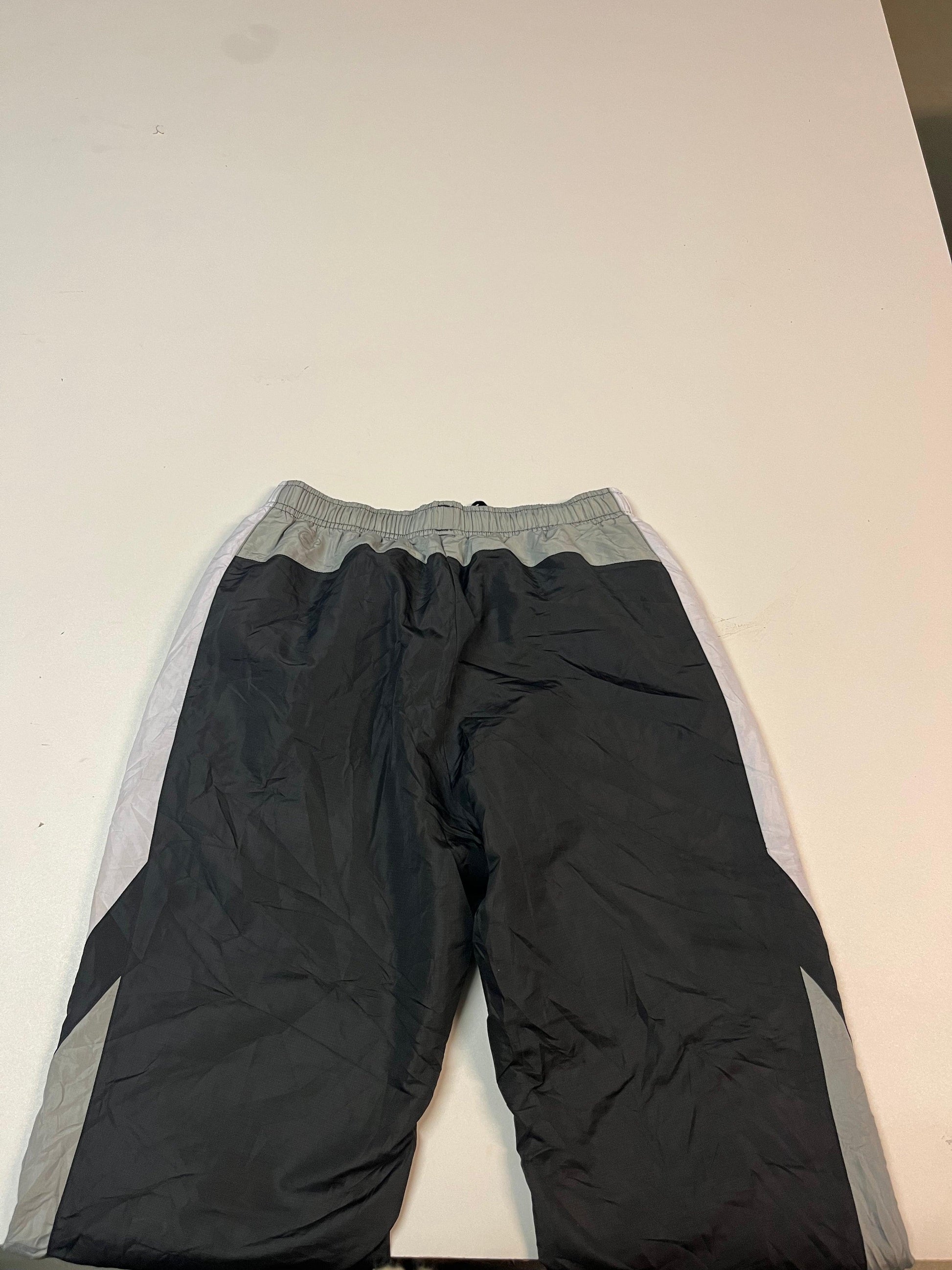 Entdecke unsere Vintage Track Pants von Nike und anderen Marken, erhältlich bei Valuxery.de - Dein Shop für trendige Vintage - Kleidung. Unsere Track Pants sind aus hochwertigen Materialien und