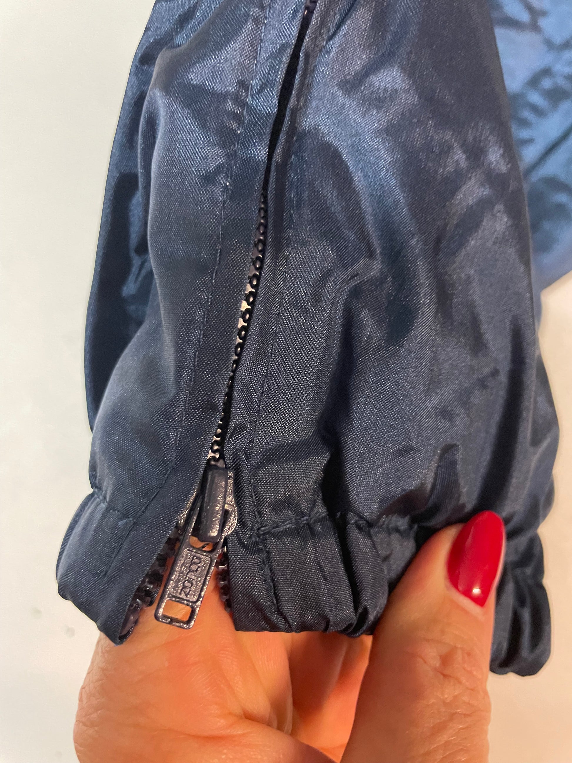 Entdecke unsere Vintage Track Pants von Nike und anderen Marken, erhältlich bei Valuxery.de - Dein Shop für trendige Vintage - Kleidung. Unsere Track Pants sind aus hochwertigen Materialien und