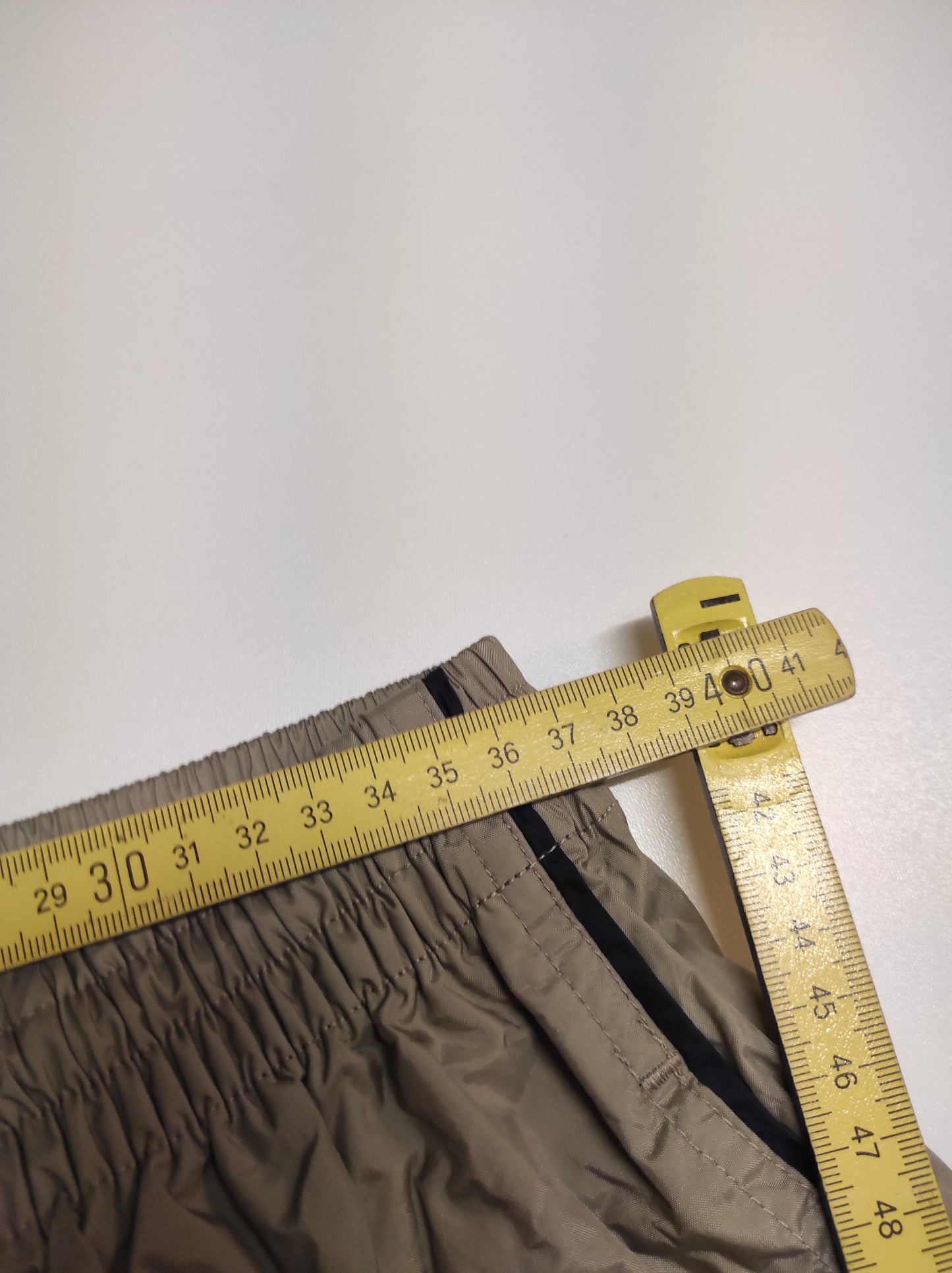 Entdecke unsere Vintage Track Pants von Nike und anderen Marken, erhältlich bei Valuxery.de - Dein Shop für trendige Vintage - Kleidung. Unsere Track Pants sind aus hochwertigen Materialien und