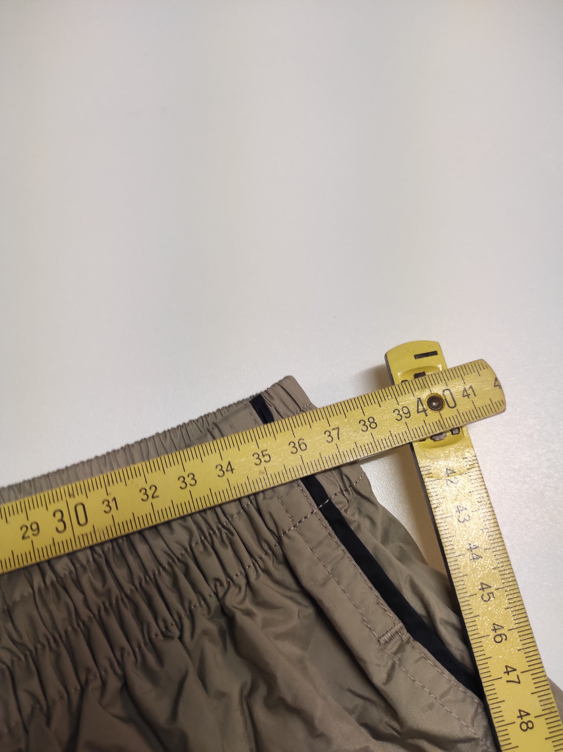 Entdecke unsere Vintage Track Pants von Nike und anderen Marken, erhältlich bei Valuxery.de - Dein Shop für trendige Vintage - Kleidung. Unsere Track Pants sind aus hochwertigen Materialien und