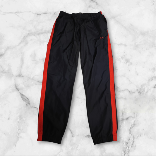 Entdecke unsere Vintage Track Pants von Nike und anderen Marken, erhältlich bei Valuxery.de - Dein Shop für trendige Vintage - Kleidung. Unsere Track Pants sind aus hochwertigen Materialien und