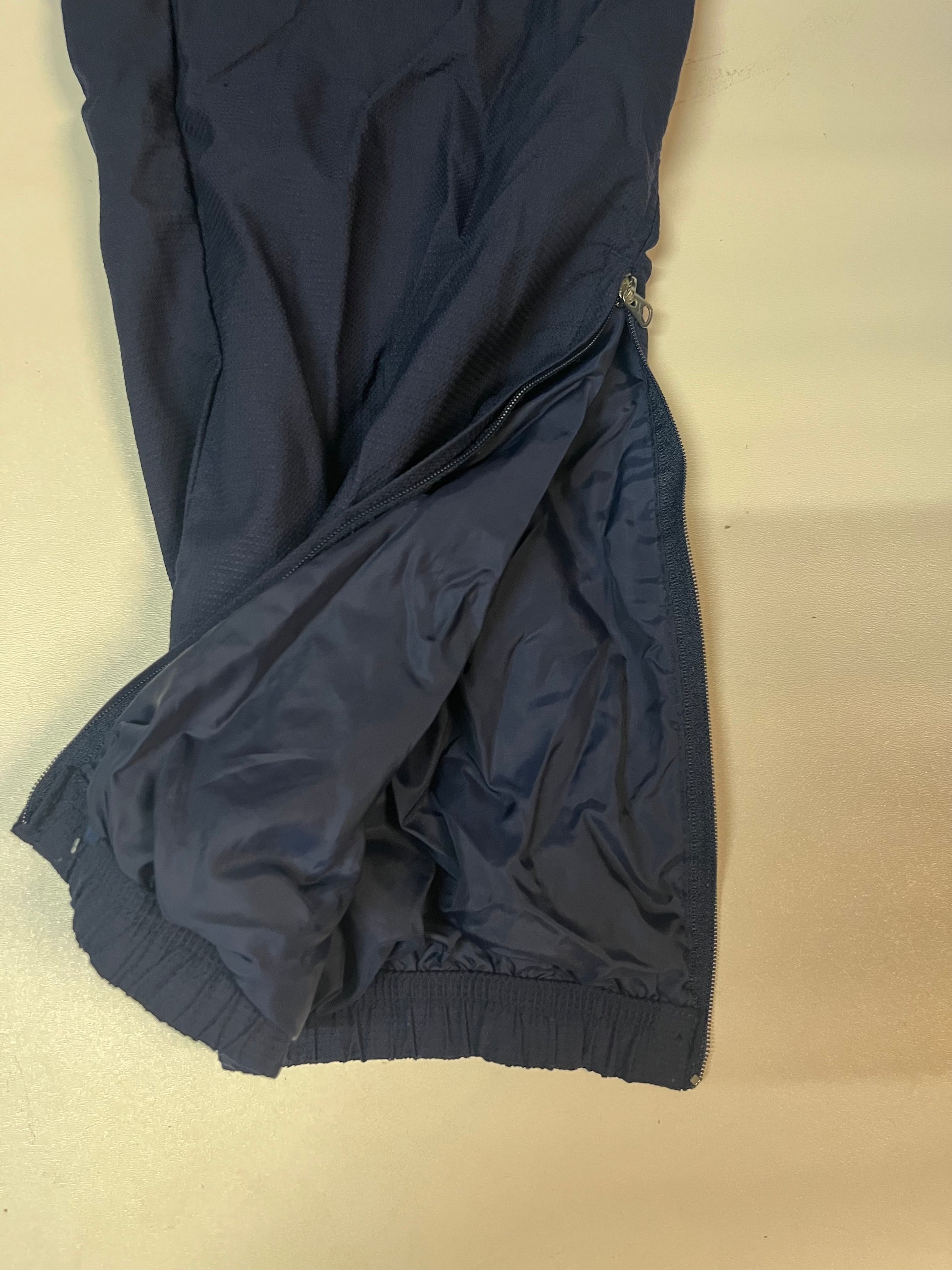 Entdecke unsere Vintage Track Pants von Nike und anderen Marken, erhältlich bei Valuxery.de - Dein Shop für trendige Vintage - Kleidung. Unsere Track Pants sind aus hochwertigen Materialien und