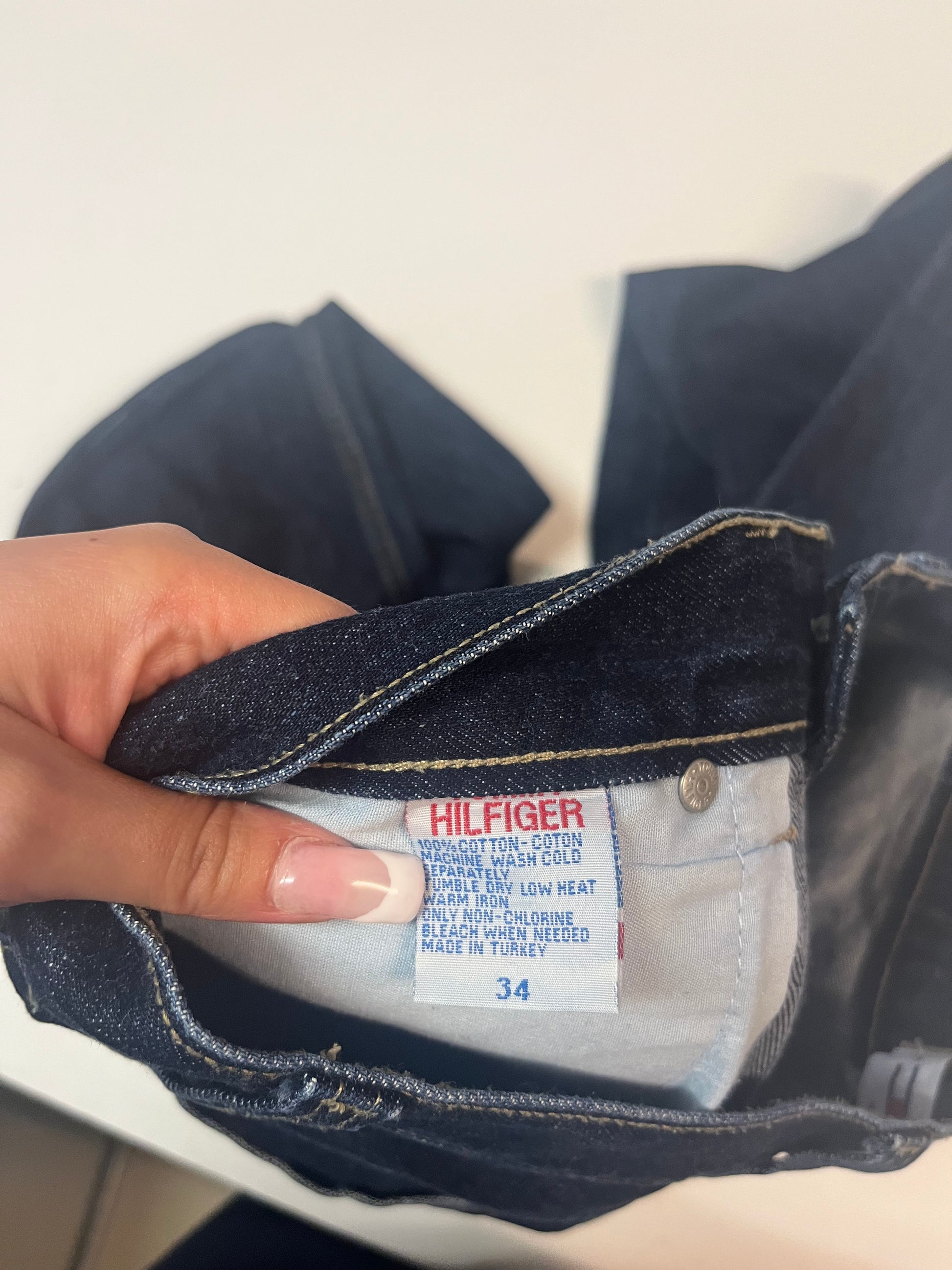 Entdecke unsere Vintage Track Pants von Nike und anderen Marken, erhältlich bei Valuxery.de - Dein Shop für trendige Vintage - Kleidung. Unsere Track Pants sind aus hochwertigen Materialien und