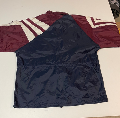 Entdecke unsere Vintage Track Pants von Nike und anderen Marken, erhältlich bei Valuxery.de - Dein Shop für trendige Vintage - Kleidung. Unsere Track Pants sind aus hochwertigen Materialien und