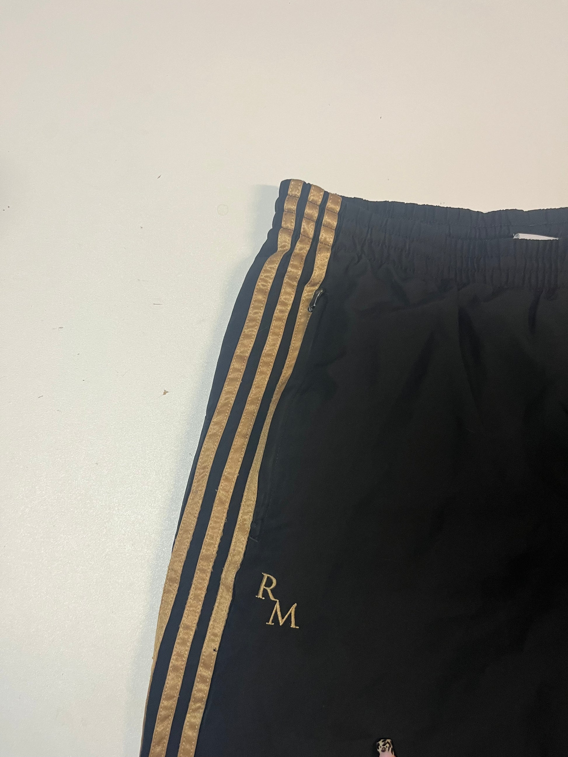 Entdecke unsere Vintage Track Pants von Nike und anderen Marken, erhältlich bei Valuxery.de - Dein Shop für trendige Vintage - Kleidung. Unsere Track Pants sind aus hochwertigen Materialien und