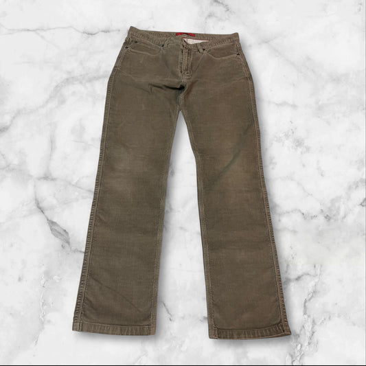 Entdecke unsere Vintage Track Pants von Nike und anderen Marken, erhältlich bei Valuxery.de - Dein Shop für trendige Vintage - Kleidung. Unsere Track Pants sind aus hochwertigen Materialien und