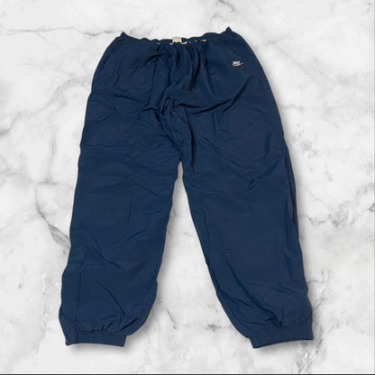 Entdecke unsere Vintage Track Pants von Nike und anderen Marken, erhältlich bei Valuxery.de - Dein Shop für trendige Vintage - Kleidung. Unsere Track Pants sind aus hochwertigen Materialien und
