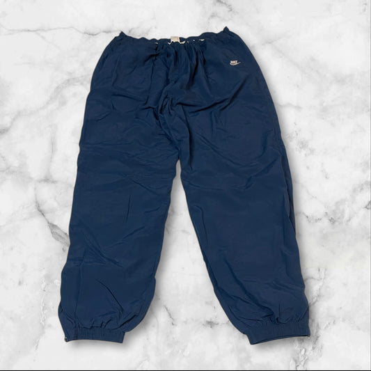 Entdecke unsere Vintage Track Pants von Nike und anderen Marken, erhältlich bei Valuxery.de - Dein Shop für trendige Vintage - Kleidung. Unsere Track Pants sind aus hochwertigen Materialien und
