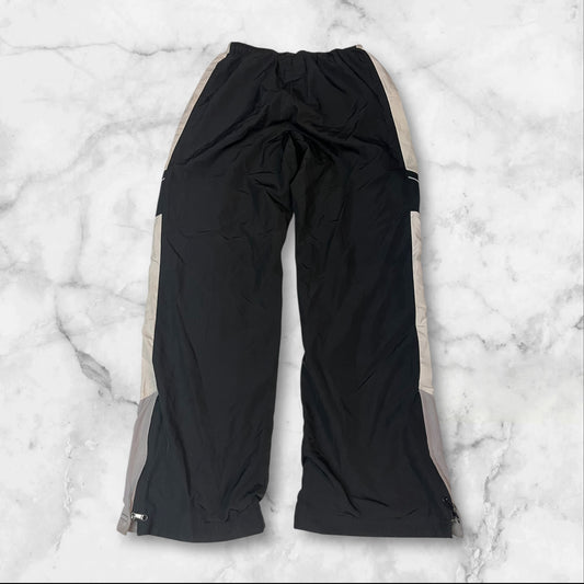 Entdecke unsere Vintage Track Pants von Nike und anderen Marken, erhältlich bei Valuxery.de - Dein Shop für trendige Vintage - Kleidung. Unsere Track Pants sind aus hochwertigen Materialien und