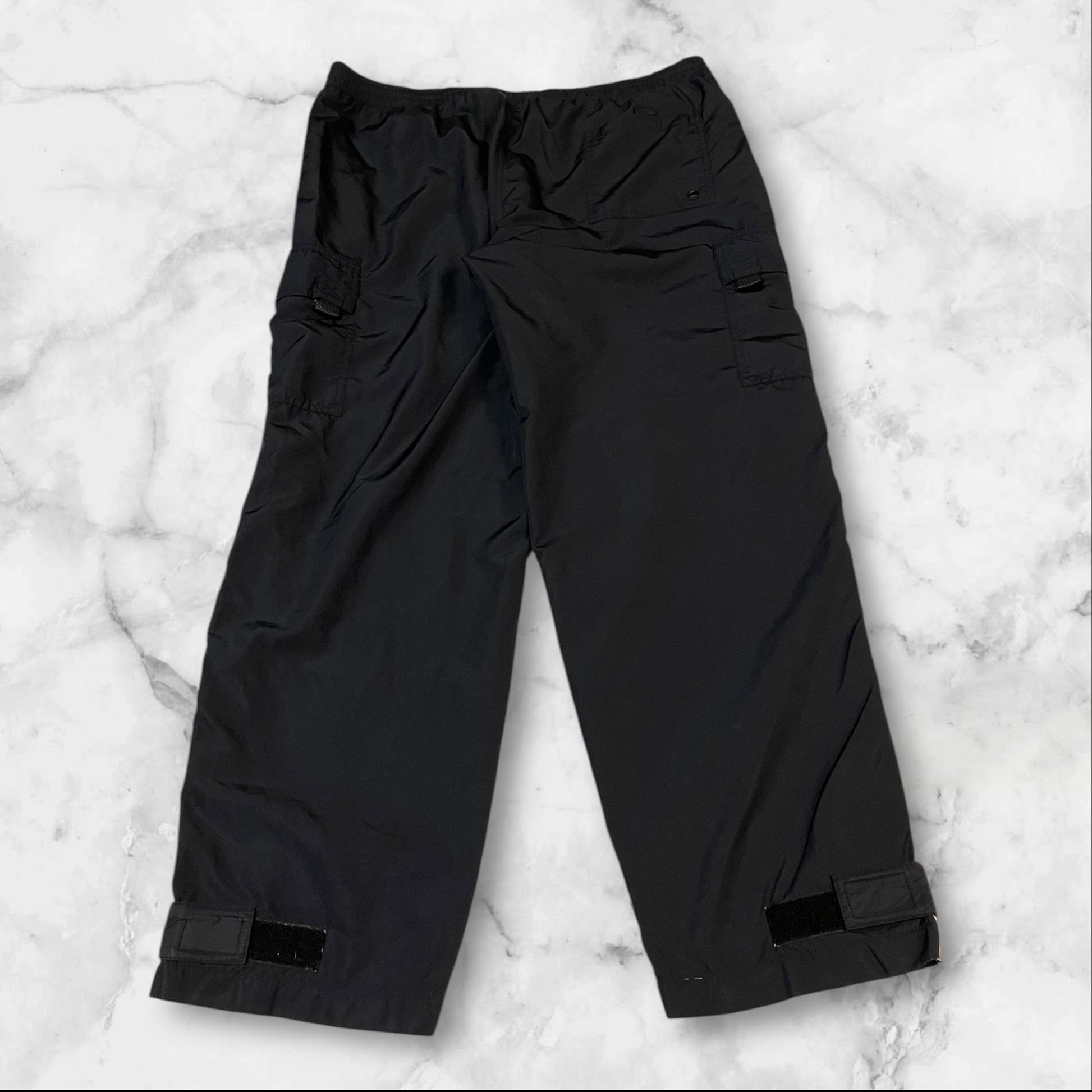 Entdecke unsere Vintage Track Pants von Nike und anderen Marken, erhältlich bei Valuxery.de - Dein Shop für trendige Vintage - Kleidung. Unsere Track Pants sind aus hochwertigen Materialien und