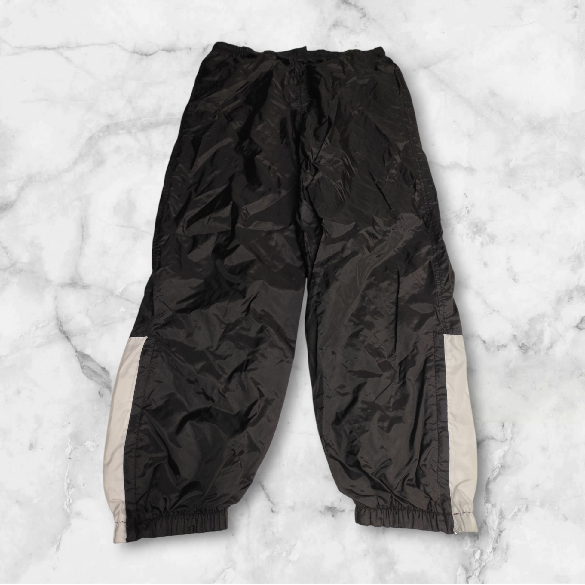 Entdecke unsere Vintage Track Pants von Nike und anderen Marken, erhältlich bei Valuxery.de - Dein Shop für trendige Vintage - Kleidung. Unsere Track Pants sind aus hochwertigen Materialien und
