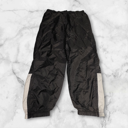 Entdecke unsere Vintage Track Pants von Nike und anderen Marken, erhältlich bei Valuxery.de - Dein Shop für trendige Vintage - Kleidung. Unsere Track Pants sind aus hochwertigen Materialien und