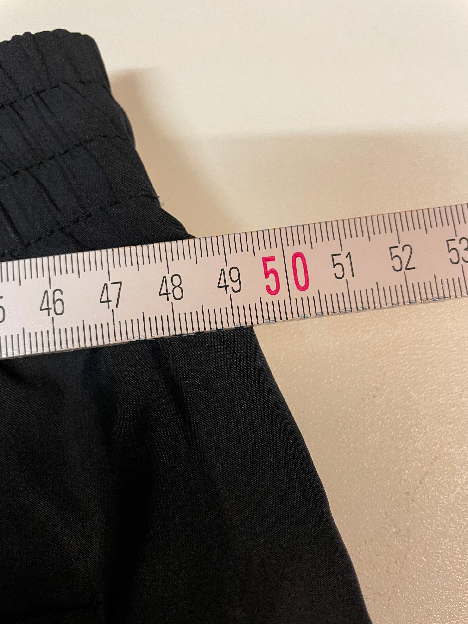 Entdecke unsere Vintage Track Pants von Nike und anderen Marken, erhältlich bei Valuxery.de - Dein Shop für trendige Vintage - Kleidung. Unsere Track Pants sind aus hochwertigen Materialien und