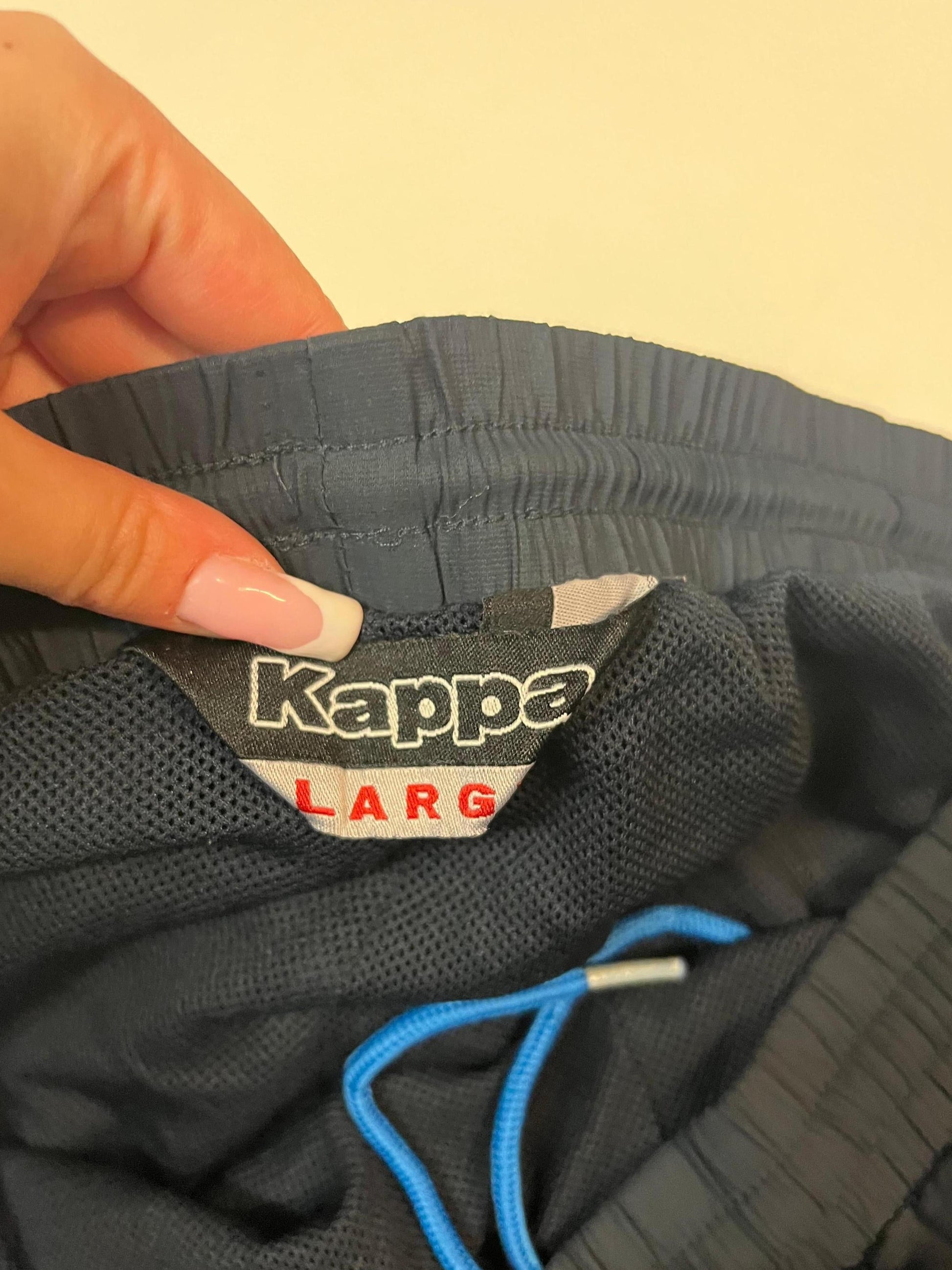 Entdecke unsere Vintage Track Pants von Nike und anderen Marken, erhältlich bei Valuxery.de - Dein Shop für trendige Vintage - Kleidung. Unsere Track Pants sind aus hochwertigen Materialien und