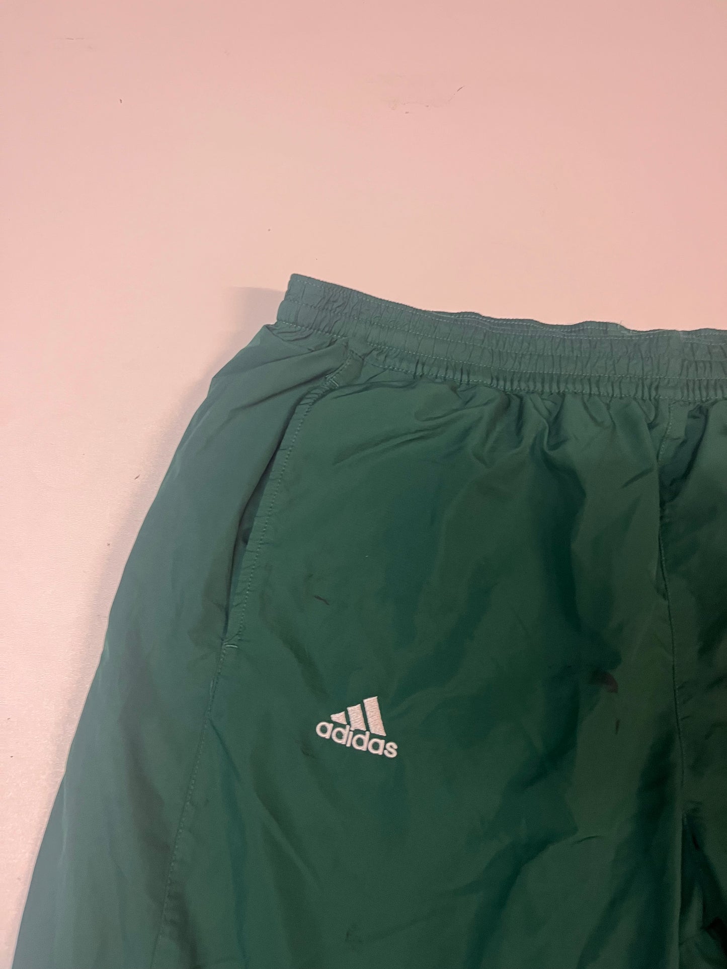 Entdecke unsere Vintage Track Pants von Nike und anderen Marken, erhältlich bei Valuxery.de - Dein Shop für trendige Vintage - Kleidung. Unsere Track Pants sind aus hochwertigen Materialien und