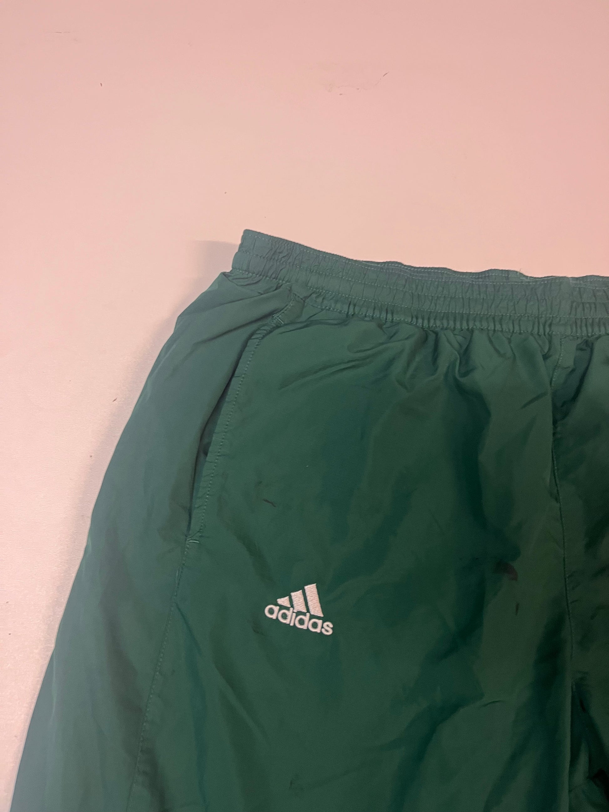 Entdecke unsere Vintage Track Pants von Nike und anderen Marken, erhältlich bei Valuxery.de - Dein Shop für trendige Vintage - Kleidung. Unsere Track Pants sind aus hochwertigen Materialien und