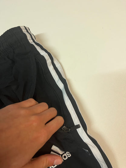 Entdecke unsere Vintage Track Pants von Nike und anderen Marken, erhältlich bei Valuxery.de - Dein Shop für trendige Vintage - Kleidung. Unsere Track Pants sind aus hochwertigen Materialien und