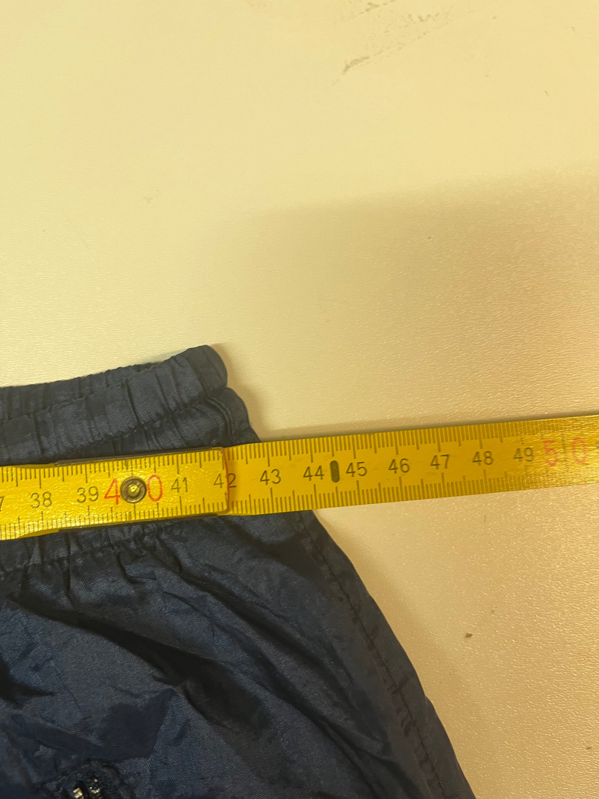 Entdecke unsere Vintage Track Pants von Nike und anderen Marken, erhältlich bei Valuxery.de - Dein Shop für trendige Vintage - Kleidung. Unsere Track Pants sind aus hochwertigen Materialien und