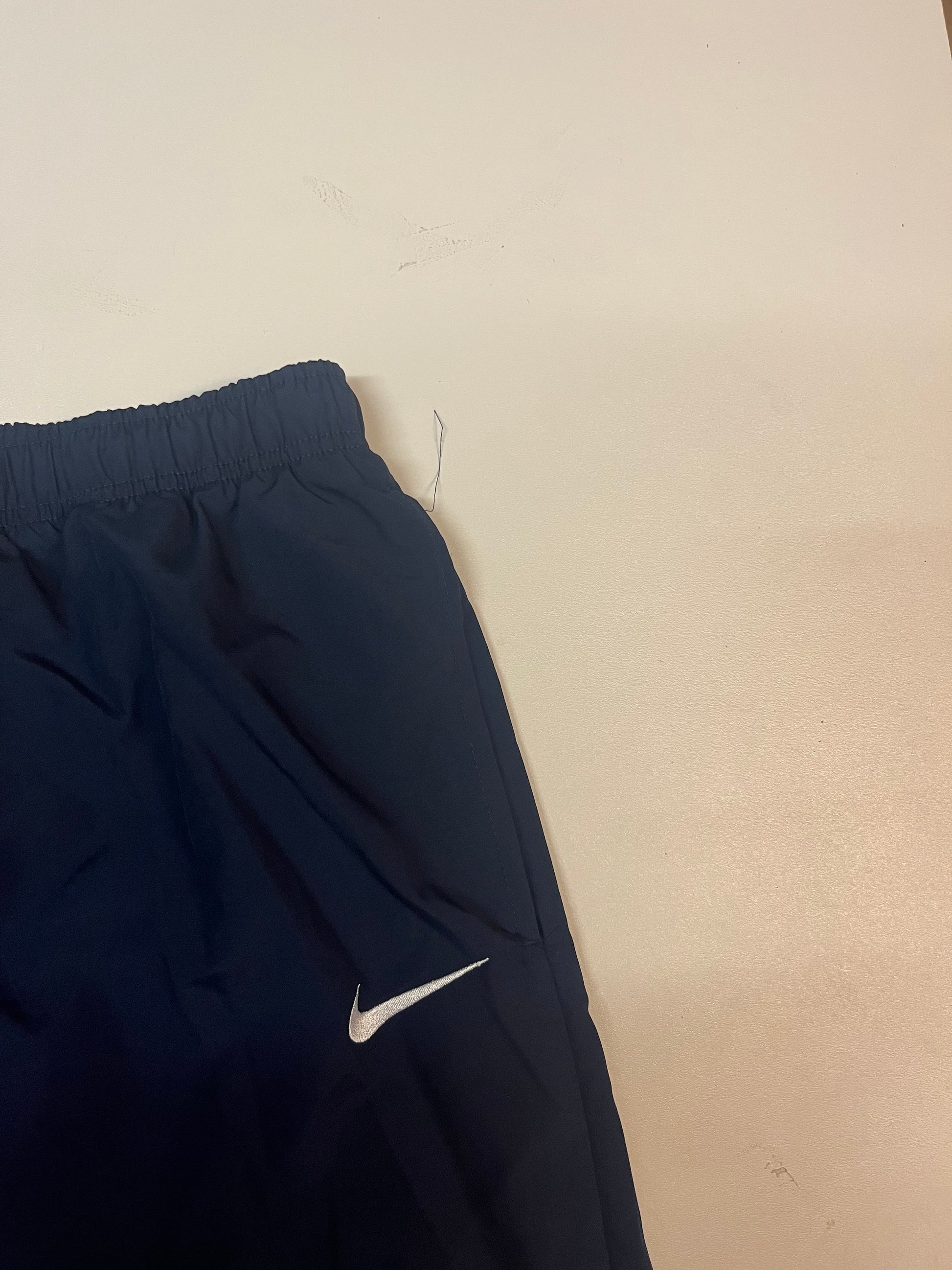 Entdecke unsere Vintage Track Pants von Nike und anderen Marken, erhältlich bei Valuxery.de - Dein Shop für trendige Vintage - Kleidung. Unsere Track Pants sind aus hochwertigen Materialien und