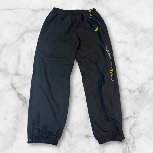 Entdecke unsere Vintage Track Pants von Nike und anderen Marken, erhältlich bei Valuxery.de - Dein Shop für trendige Vintage - Kleidung. Unsere Track Pants sind aus hochwertigen Materialien und