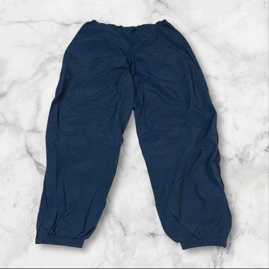 Entdecke unsere Vintage Track Pants von Nike und anderen Marken, erhältlich bei Valuxery.de - Dein Shop für trendige Vintage - Kleidung. Unsere Track Pants sind aus hochwertigen Materialien und