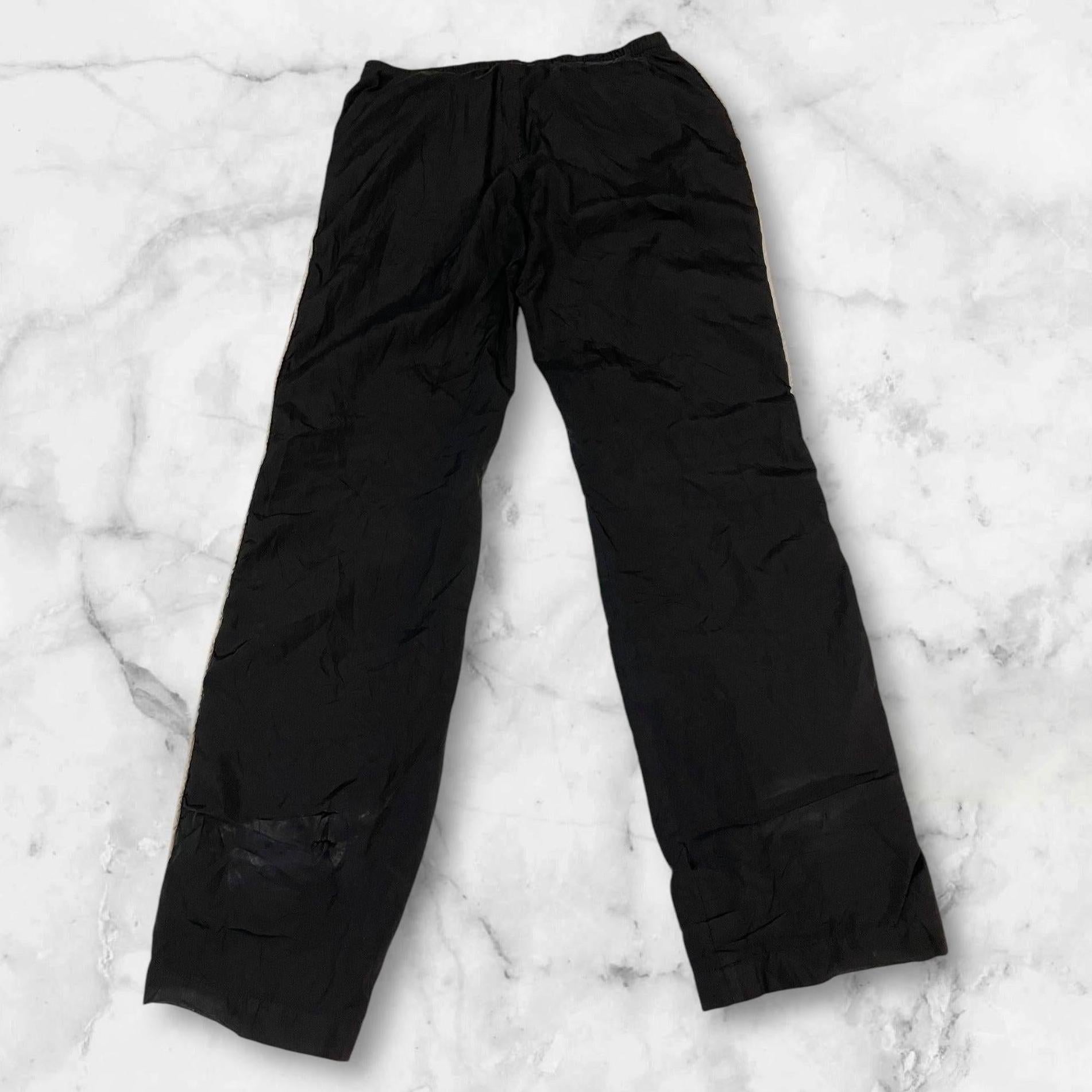 Entdecke unsere Vintage Track Pants von Nike und anderen Marken, erhältlich bei Valuxery.de - Dein Shop für trendige Vintage - Kleidung. Unsere Track Pants sind aus hochwertigen Materialien und
