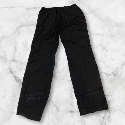 Entdecke unsere Vintage Track Pants von Nike und anderen Marken, erhältlich bei Valuxery.de - Dein Shop für trendige Vintage - Kleidung. Unsere Track Pants sind aus hochwertigen Materialien und