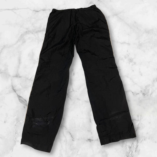 Entdecke unsere Vintage Track Pants von Nike und anderen Marken, erhältlich bei Valuxery.de - Dein Shop für trendige Vintage - Kleidung. Unsere Track Pants sind aus hochwertigen Materialien und