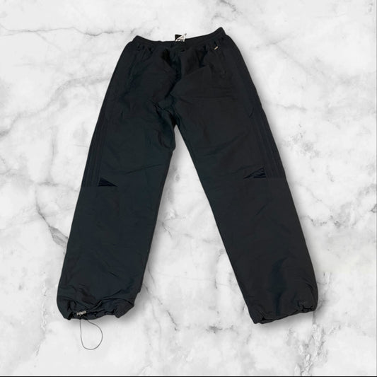 Entdecke unsere Vintage Track Pants von Nike und anderen Marken, erhältlich bei Valuxery.de - Dein Shop für trendige Vintage - Kleidung. Unsere Track Pants sind aus hochwertigen Materialien und