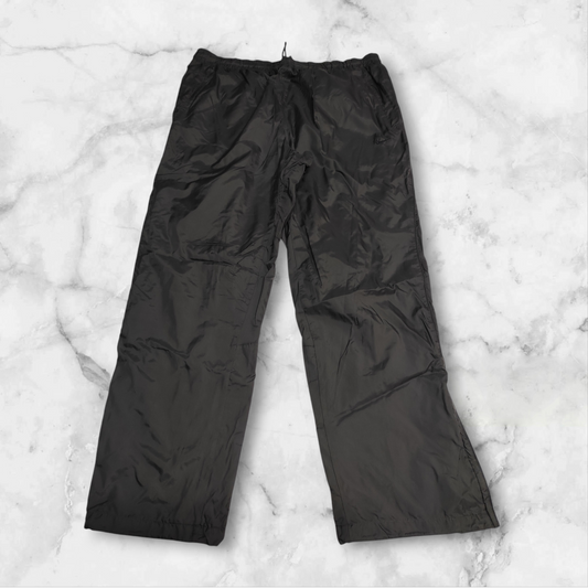 Entdecke unsere Vintage Track Pants von Nike und anderen Marken, erhältlich bei Valuxery.de - Dein Shop für trendige Vintage - Kleidung. Unsere Track Pants sind aus hochwertigen Materialien und