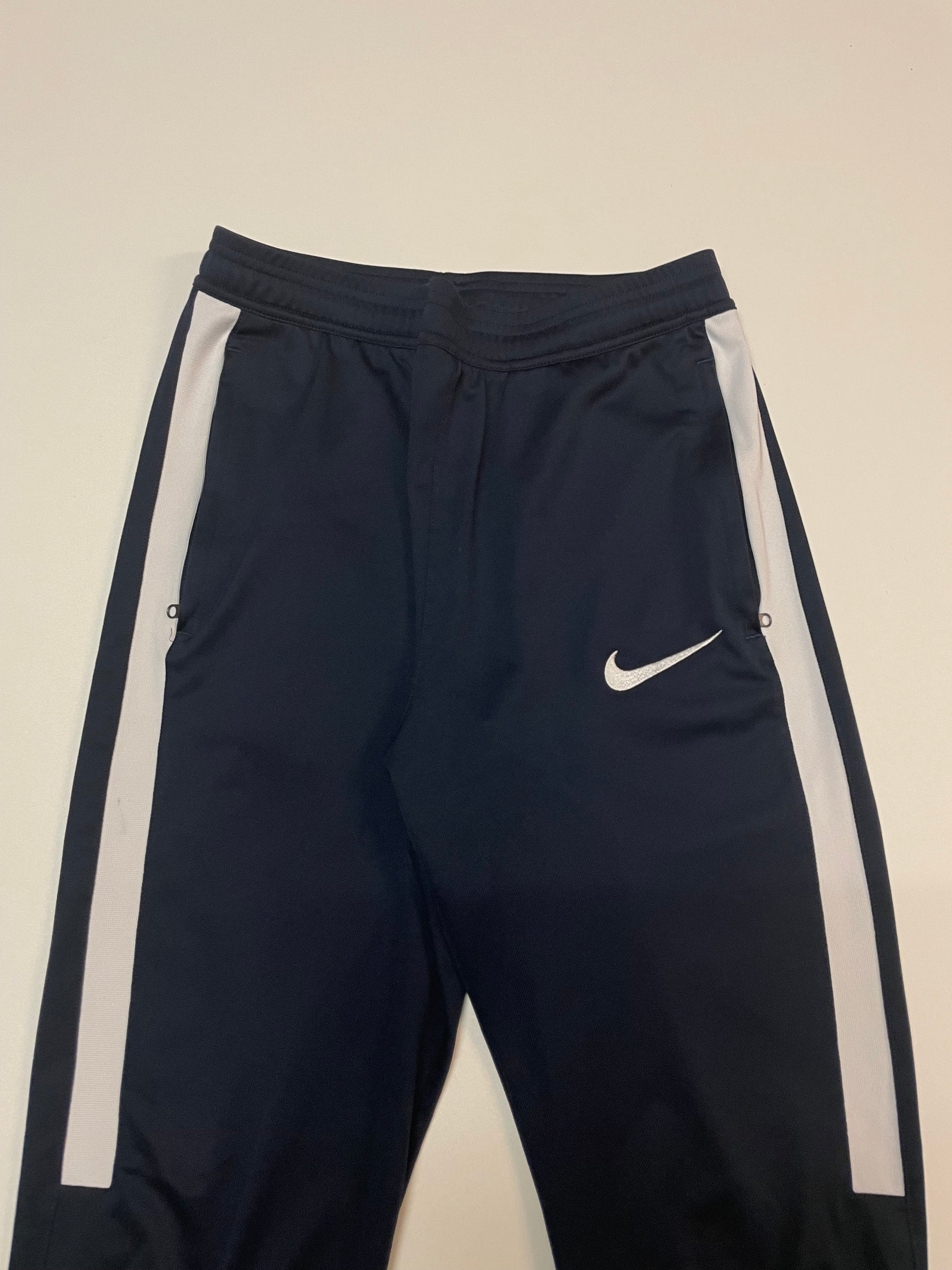 Entdecke unsere Vintage Track Pants von Nike und anderen Marken, erhältlich bei Valuxery.de - Dein Shop für trendige Vintage - Kleidung. Unsere Track Pants sind aus hochwertigen Materialien und
