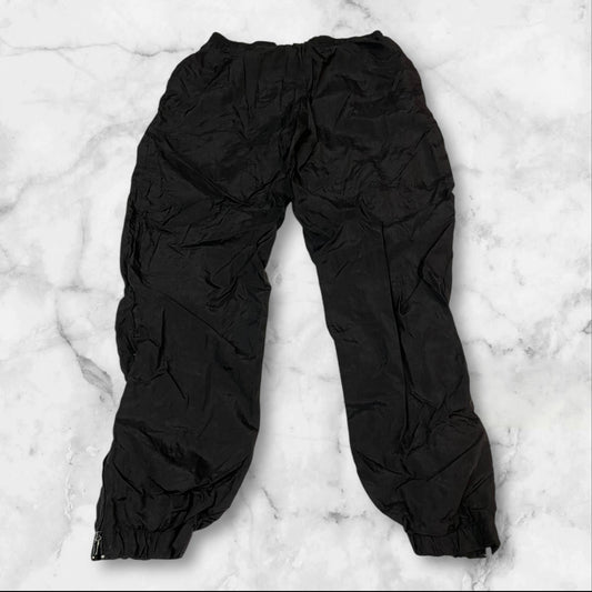 Entdecke unsere Vintage Track Pants von Nike und anderen Marken, erhältlich bei Valuxery.de - Dein Shop für trendige Vintage - Kleidung. Unsere Track Pants sind aus hochwertigen Materialien und
