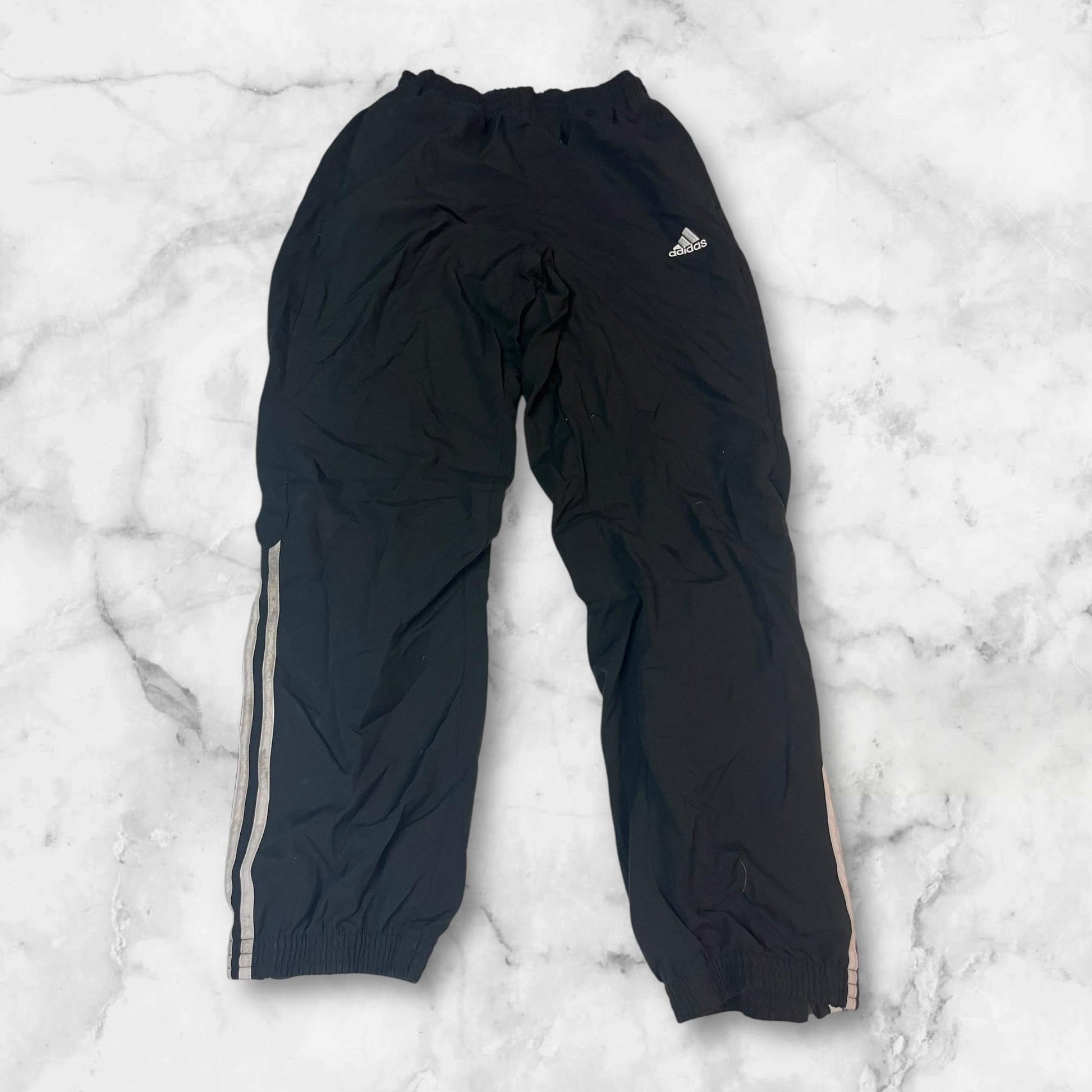 Entdecke unsere Vintage Track Pants von Nike und anderen Marken, erhältlich bei Valuxery.de - Dein Shop für trendige Vintage - Kleidung. Unsere Track Pants sind aus hochwertigen Materialien und