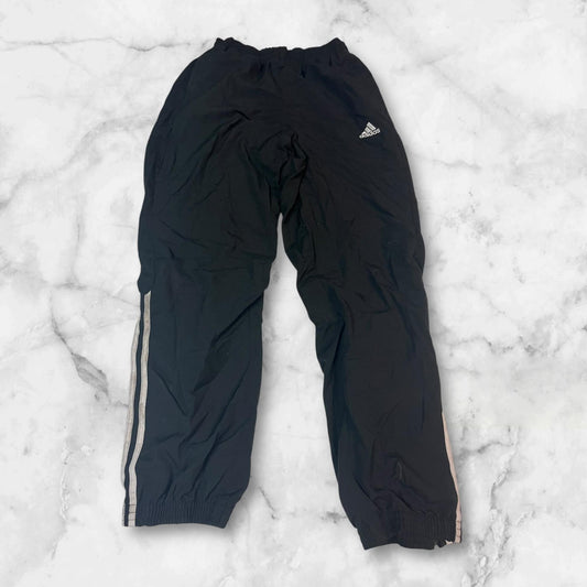 Entdecke unsere Vintage Track Pants von Nike und anderen Marken, erhältlich bei Valuxery.de - Dein Shop für trendige Vintage - Kleidung. Unsere Track Pants sind aus hochwertigen Materialien und