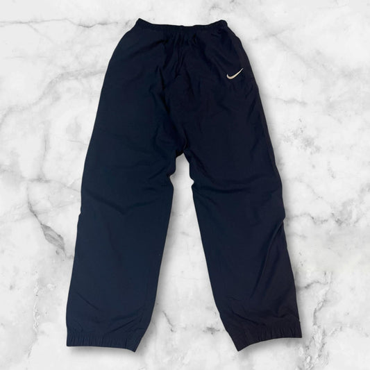 Entdecke unsere Vintage Track Pants von Nike und anderen Marken, erhältlich bei Valuxery.de - Dein Shop für trendige Vintage - Kleidung. Unsere Track Pants sind aus hochwertigen Materialien und