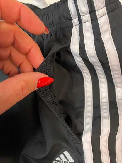 Entdecke unsere Vintage Track Pants von Nike und anderen Marken, erhältlich bei Valuxery.de - Dein Shop für trendige Vintage - Kleidung. Unsere Track Pants sind aus hochwertigen Materialien und