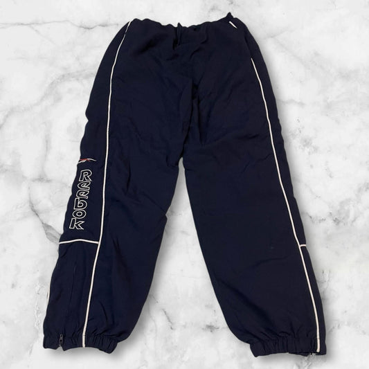 Entdecke unsere Vintage Track Pants von Nike und anderen Marken, erhältlich bei Valuxery.de - Dein Shop für trendige Vintage - Kleidung. Unsere Track Pants sind aus hochwertigen Materialien und